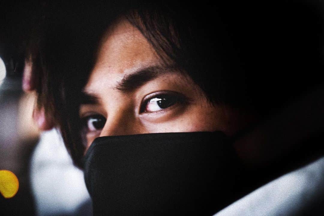 井澤勇貴のインスタグラム：「シルクの黒マスク頂いた。  過去一、付け心地がいい。このマスクはストレスがない」