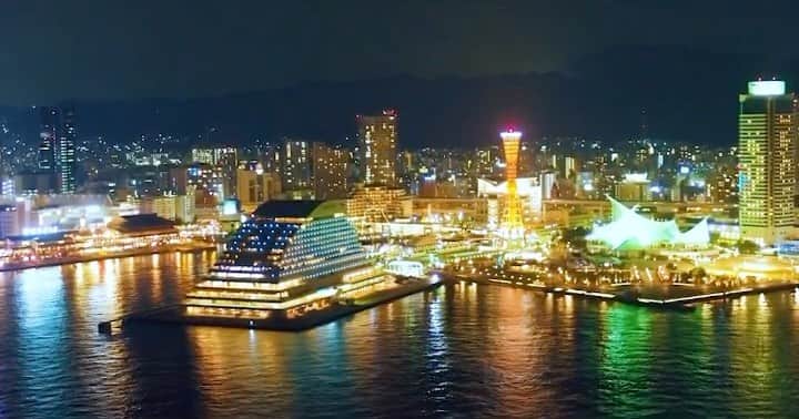 神戸メリケンパークオリエンタルホテル【公式】のインスタグラム：「#15secondstrip  in kobe sense - - 🎥:A bird’s eye view of Kobe resort - ︎✔︎SLOW LUXURY -ここにしかない、ゆっくりと時が流れる　海辺の時間  #神戸メリケンパークオリエンタルホテル #オリエンタルホテル #神戸 #nightview #hotel #おうち時間 #luxurytravel #beautifulhotels #おうちで旅体験 #kobe #夜景 #旅行」