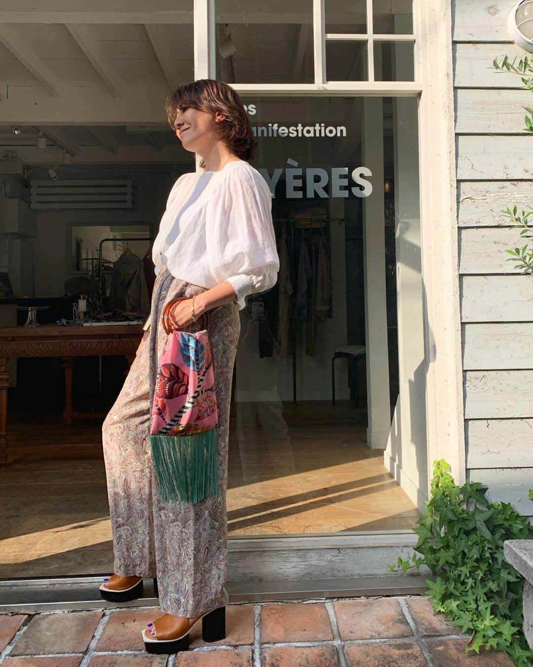 風間ゆみえのインスタグラム：「STYLING G  夏を華やかに軽やかに、涼しげに これもまたリラックスした空気をまといながら、品よく女性らしい柔らかな雰囲気を作る大好きなコーディネート♡ キッチュなピンクのフリンジバッグが良いスパイスに✨  G Set ¥49,800 → ¥40,000 +tax. .  Blouse ¥13,800 Pants ¥18,000 Bag ¥18,000  @la_marine_francaise_official  #yumie_k_style」
