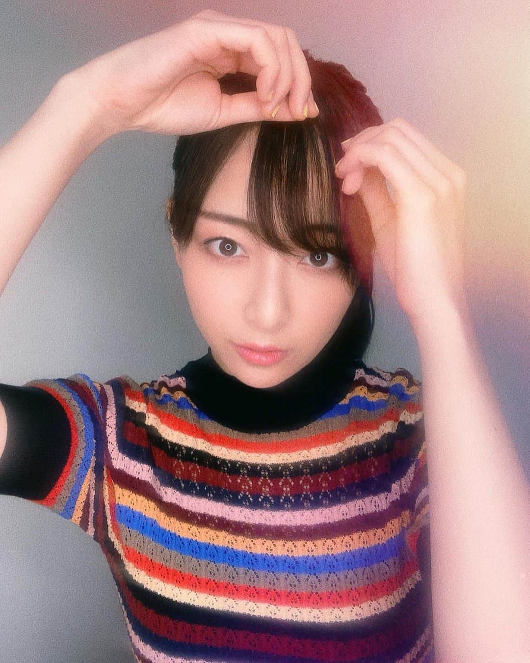 のインスタグラム：「. . . えもフレーム🌛 . 何でもえもえも . .  #アプリ #準備 #自撮り #配信前  #おうちでビタスイ #ビタスイ #長谷川萌美 #萌服 #イヤホン #ふりかけ #おうち時間 #うちで過ごそう #stayhome」
