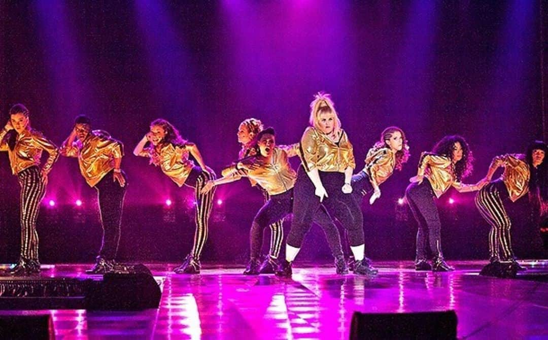 アレクシス・ナップのインスタグラム：「So much pitch action lately and then this anniversary arrives..🥰 I love it but ayeee @brittanysnow ur gonna make @annakendrick47 jelly with that lingering booty slap 🤫🤫 I wouldn’t dareee break up Bloey.. 🤓 (lol now actually slap me) Happy 5th bday #pp2 — swipe for some fan collage (ty!!) and more from dat hawt summer of 2014 💛💝💛☺️💛💝💛💝 .  #Repost @chrissiefit ・・・ It’s been 5 years since #PitchPerfect2 and I still remember @annakendrick47 slappin’ my booty like it was yesterday 💙 #fbf」