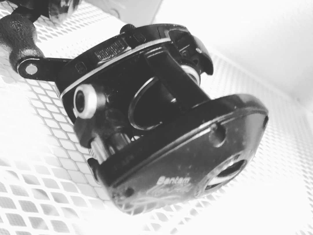 人時のインスタグラム：「ゴソゴソしてたら、中学校の時に初めて買ったファントムが出てきた(^ ^)もう壊れてるけど、捨てられない…。釣具全般捨てられない、売るのも忍びない…。釣具がやたらと増えていきます…。」