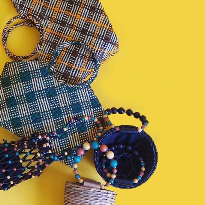 のインスタグラム：「〈Banago〉﻿ ハンドメイドならではの温もりがありながらも、﻿ ファッショナブルで多彩なコレクションが魅力のブランド〈Banago〉のバッグが入荷しました。﻿ ナチュラルな風合いのバッグは夏に向けて欠かせないアイテム。﻿ ﻿ Basket﻿ 33030203172 / ¥14,000＋TAX﻿ 33030203173 / ¥14,000＋TAX﻿ Bamboo bag﻿ 33030203174 / ¥13,000＋TAX﻿ Wood handle basket﻿ 33030203175 / ¥21,000＋TAX﻿ ﻿ 現在トゥモローランドは休業中の店舗が多くございます。﻿ 是非、おうち時間をより楽しくするウェアを探しに、プロフィールTOPのURLよりオンラインストアへ見にいらしてください🛒💫✨﻿ 既にオンラインストアに入荷している商品はショップなうタグをつけておりますので、ぜひ詳細をご覧ください。﻿ ﻿ -MEMBER’S 15％OFF CAMPAIGN-﻿ 5月29日(金)まで「MEMBER’S 15％OFF CAMPAIGN」を開催中です。トゥモローランドメンバーズ会員のお客さまは、オンラインストアでも15％OFFでご購入いただけます。 (プロフィールTOPのURLよりご覧ください🔗) ﻿ ﻿ #tomorrowland_jp﻿ #tomorrowland_womens﻿ #tomorrowland﻿ #fashion」