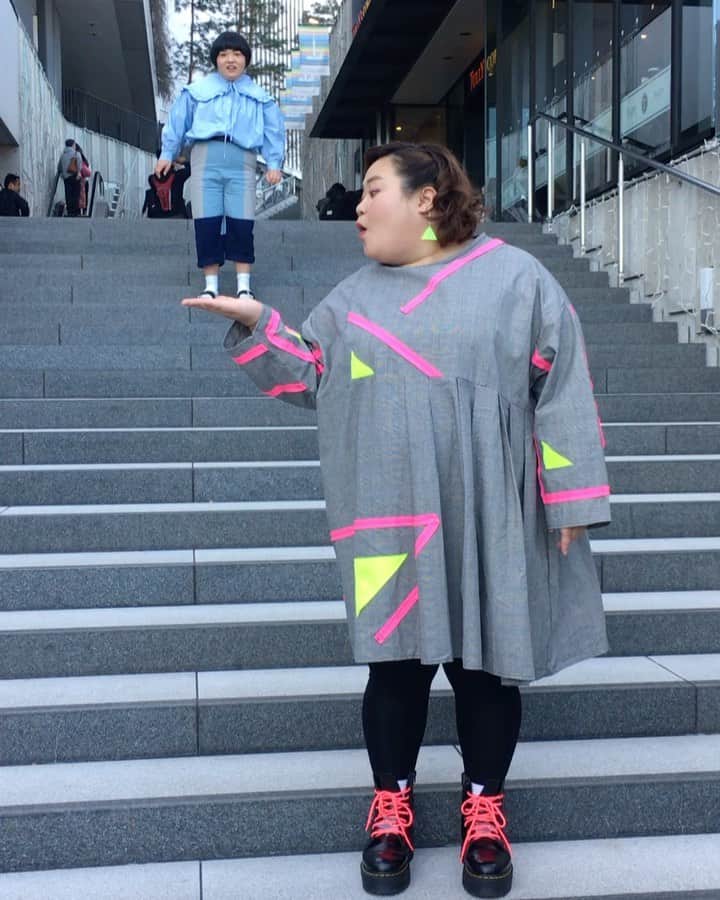 おかずクラブのインスタグラム：「🌬🧍🏻‍♀️ 強風女ゆいPと、飛ばされそうな手のりオカリナ  #おかずクラブ #okazugram  #強風女 #手のりオカリナ #オカチャンの演技力 #オフショット」