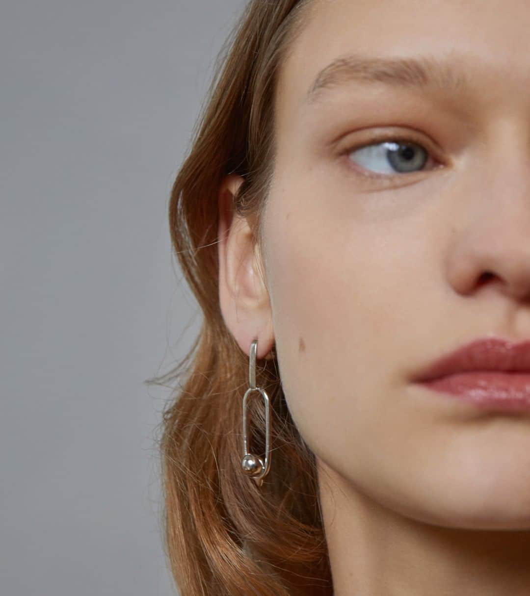 のインスタグラム：「BOUCLE earrings in brass soaked in a palladium bath. The BOUCLE collection sets light on the distinctive House of Goossens clasp. With their contemporary designs, the Boucle jewels are light and very pleasant to wear on their own or by mixing sizes and colors for a mix and match effect.」