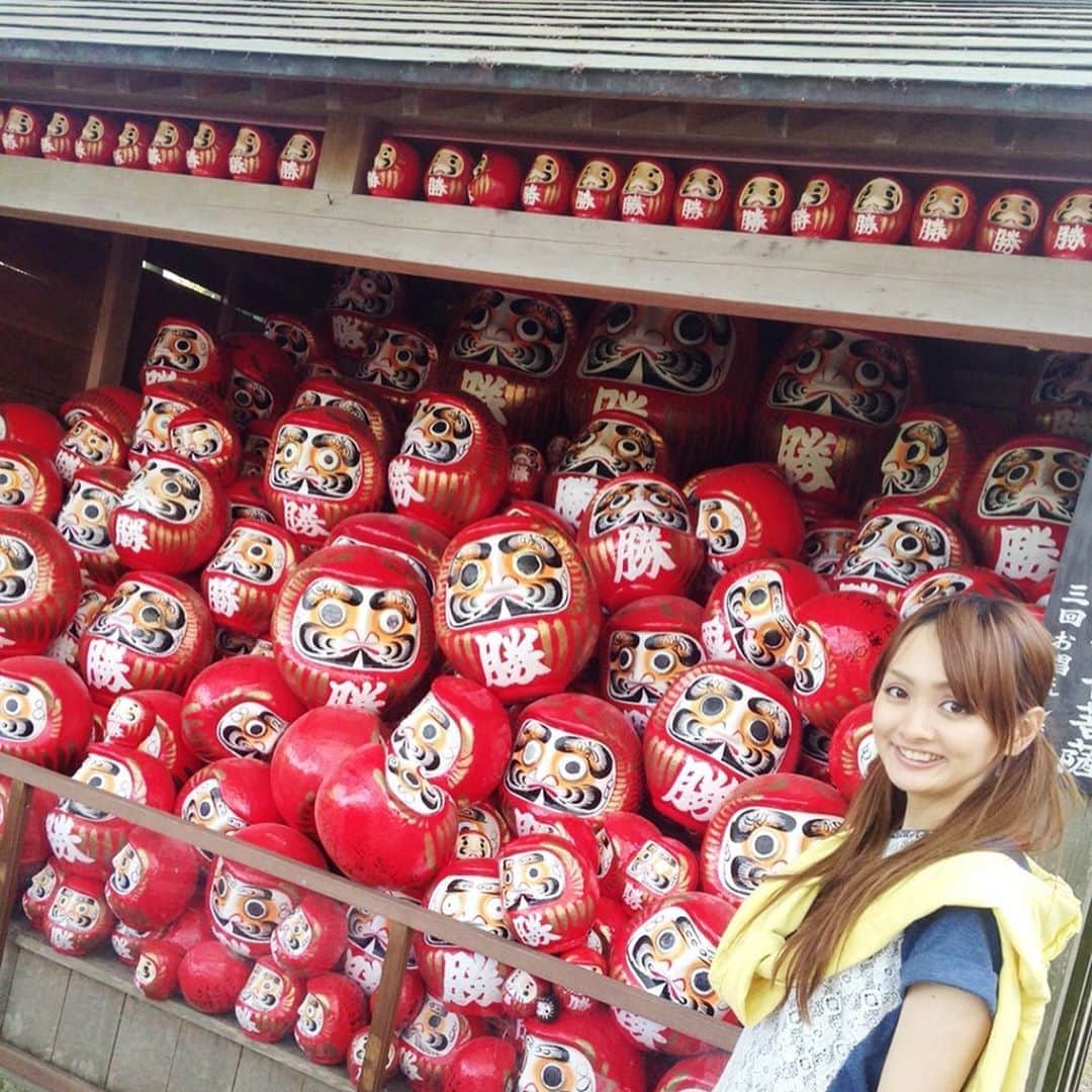 朋未のインスタグラム：「思い出忘備録です。 (何年前..... 勝負運が欲しい時はここ！な勝尾寺に行ってきました。  至るところにダルマが飾ってありました。 ダルマ付きの御神籤もひいたよ。  また勝負！って時に行きたいな... #勝尾寺 #勝尾寺だるま #大阪観光 #お寺 #temple #photojenic」