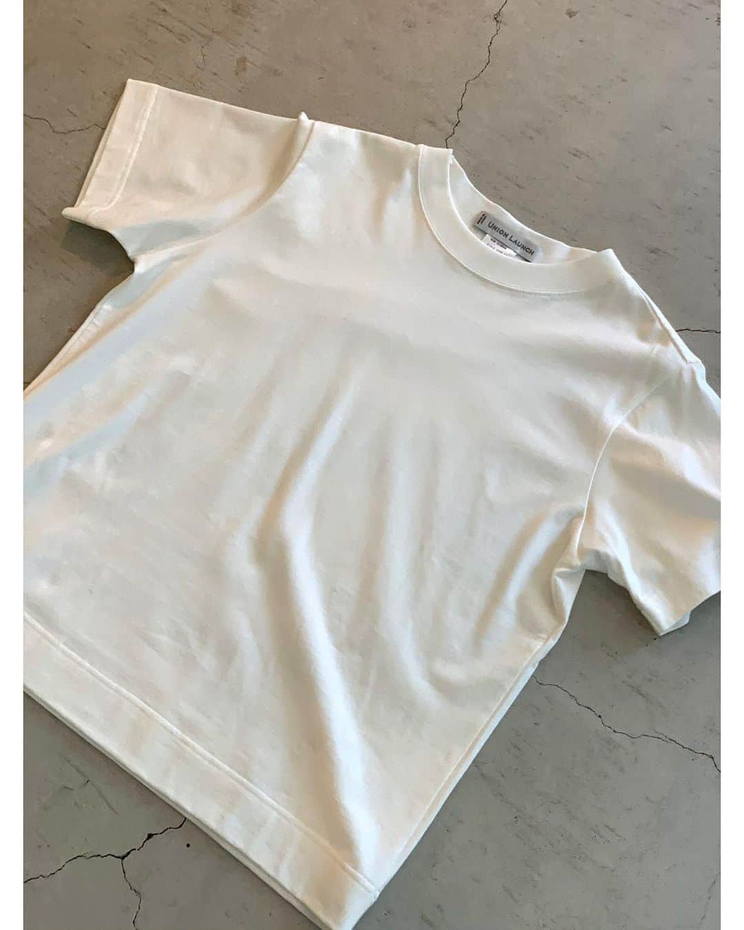 根岸由香里さんのインスタグラム写真 - (根岸由香里Instagram)「. @unionlaunch 別注2パックT 素材の詳しい説明や拘りを書かせて頂きました！とにかく上質でスタンダードで毎日沢山着られるTシャツをユニオンランチに作ってもらいたくて出来上がったのがこちら。 最高の出来上がりです！ . このTシャツの素材、熟成コットンとは？ 収穫や輸送の工程でダメージを受け、大変ストレスのかかったワタを、摘みたてのふわふわの状態に戻してから撚糸する事で、ストレスが解放され自然な油分が戻ります。 それをする事により、かなり度詰にしたにもかかわらず、しっとりと柔らかい風合いの生地に仕上がります。とてもユニオンランチのデザイナー加藤さんらしい素材。ユニセックスな雰囲気はユニオンランチならでは。そして度詰なので透けません！ . 衿ぐりの仕様は、前後で違います。 前は同じ糸で編み立てたフライスをつけ、後は続きで見返しを作り、汗止めの要素も担った仕様。 この見返し始末は、生地の伸縮を調整しながらパターンでは作れないラインを、縫製技術で形成してもらっています。 日本が誇る大石メリヤス山形工場さんの技術のなせる技です。デザインはいたってシンプルですが、生地屋さんと縫製技術を集結させた、ユニオンランチの真骨頂。 . オリジナルパッケージは、トラベルで使えるよう、くるりと小さく丸めて持ち運びに便利な仕様にしてます。 素材はオーガニックコットンを使用して、ブランドロゴは、一点一点手でスタンプしてるので、多少のスレはご愛嬌☆ . とにかく、沢山の職人が丁寧に作ってくれたロンハーマンだけのスペシャルな2パックTです！ . size xs/s ¥18,000(+tax) 私はXS着用です。 XS 着丈：60cm 身巾：49cm S 着丈：60cm 身巾：52cm (着丈はXS/S共に同寸) 店頭お電話でのコレクト(現在は千駄ヶ谷店のみ) 5/28スタート予定のECでもご購入頂けます。」5月16日 17時02分 - yukarinegishi