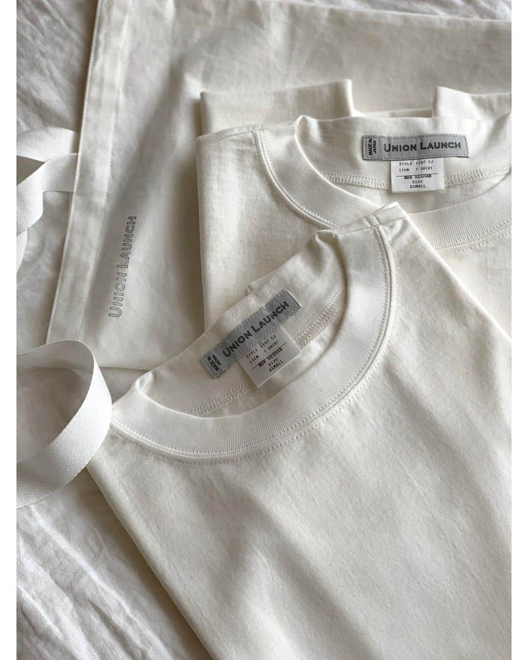 根岸由香里さんのインスタグラム写真 - (根岸由香里Instagram)「. @unionlaunch 別注2パックT 素材の詳しい説明や拘りを書かせて頂きました！とにかく上質でスタンダードで毎日沢山着られるTシャツをユニオンランチに作ってもらいたくて出来上がったのがこちら。 最高の出来上がりです！ . このTシャツの素材、熟成コットンとは？ 収穫や輸送の工程でダメージを受け、大変ストレスのかかったワタを、摘みたてのふわふわの状態に戻してから撚糸する事で、ストレスが解放され自然な油分が戻ります。 それをする事により、かなり度詰にしたにもかかわらず、しっとりと柔らかい風合いの生地に仕上がります。とてもユニオンランチのデザイナー加藤さんらしい素材。ユニセックスな雰囲気はユニオンランチならでは。そして度詰なので透けません！ . 衿ぐりの仕様は、前後で違います。 前は同じ糸で編み立てたフライスをつけ、後は続きで見返しを作り、汗止めの要素も担った仕様。 この見返し始末は、生地の伸縮を調整しながらパターンでは作れないラインを、縫製技術で形成してもらっています。 日本が誇る大石メリヤス山形工場さんの技術のなせる技です。デザインはいたってシンプルですが、生地屋さんと縫製技術を集結させた、ユニオンランチの真骨頂。 . オリジナルパッケージは、トラベルで使えるよう、くるりと小さく丸めて持ち運びに便利な仕様にしてます。 素材はオーガニックコットンを使用して、ブランドロゴは、一点一点手でスタンプしてるので、多少のスレはご愛嬌☆ . とにかく、沢山の職人が丁寧に作ってくれたロンハーマンだけのスペシャルな2パックTです！ . size xs/s ¥18,000(+tax) 私はXS着用です。 XS 着丈：60cm 身巾：49cm S 着丈：60cm 身巾：52cm (着丈はXS/S共に同寸) 店頭お電話でのコレクト(現在は千駄ヶ谷店のみ) 5/28スタート予定のECでもご購入頂けます。」5月16日 17時02分 - yukarinegishi
