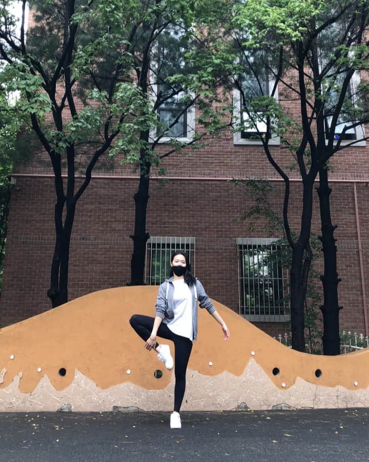 のインスタグラム：「배우 고민시 언니의 지목으로 나이키 챌린지 릴레이를 이어 받게 되었습니다!  제가 다음으로 지목 할 분은  미스터 두팔 곽 @oh_5jin0  운동 매니아🚴‍♂️ @justinim [나이키 #PlayforKorea 챌린지] 지금 여러분이 있는 곳에서 당신의 움직임을 보여주세요. 나이키와 함께 멈출 수 없는 우리를 위한 소셜 챌린지를 진행합니다. 여러분도 지금 바로 도전하세요! ⠀ - 방법: 영상에서 소개하는 workout 동작을 따라하는 챌린지 영상을 촬영 후, 친구들을 태그하여 인스타그램에 올려주세요 - 해시태그: #nike #playfortheworld #playforkorea #우리의힘을믿어」