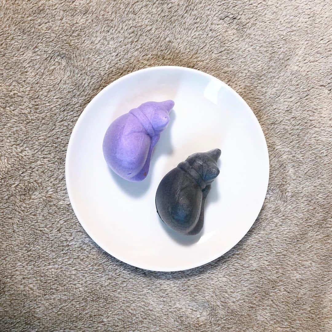 杏沙子さんのインスタグラム写真 - (杏沙子Instagram)「今日のおやつはいただきものの猫🐈🤍 ㅤㅤㅤㅤㅤㅤㅤㅤㅤㅤㅤㅤㅤ 黒猫ちゃんはチョコ味 紫猫ちゃんはシナモン味 ㅤㅤㅤㅤㅤㅤㅤㅤㅤㅤㅤㅤㅤ かわいくて食べられない けど 食べる。 ㅤㅤㅤㅤㅤㅤㅤㅤㅤㅤㅤㅤㅤ #猫　#cat  #🐈」5月16日 17時05分 - asako.ssw