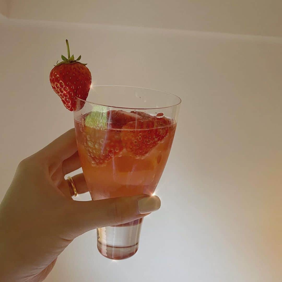 のインスタグラム：「小粒のいちごでソーダ🍓 雨で薄暗い部屋もたまにはいいかも」