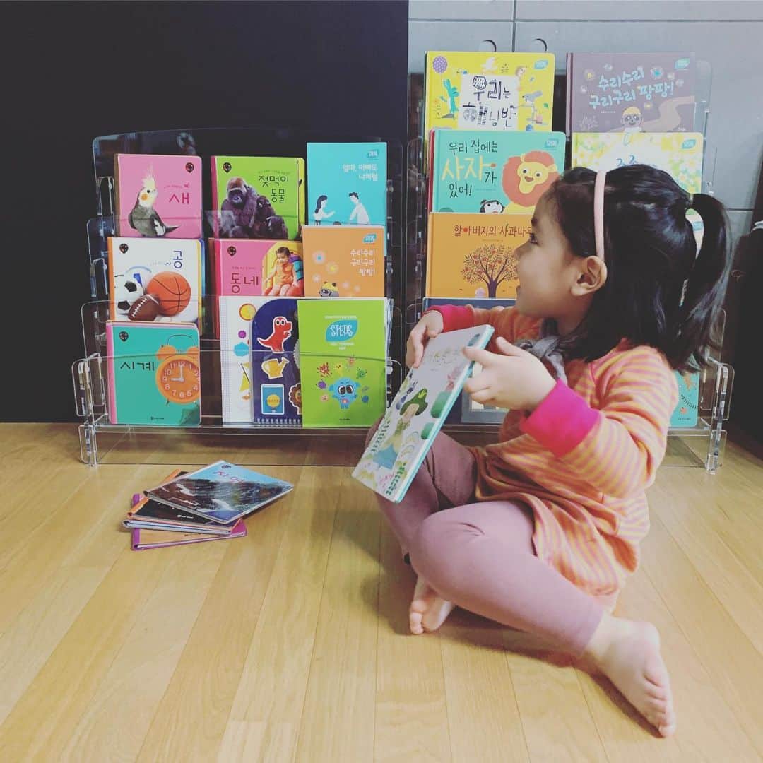 イ・ユンジのインスタグラム：「소울이딱한달. 기다렸단듯이,못참겠단듯이 감기앓는라니. 투명책장이 마법같다며 이야기책들을 뒤적인다. 너의이야기가 풍성해졌으면.. 아직스스로읽지못해엄마가읽어주는걸 좋아하는데 소울이가 너무 자주 먹지힝 ㅜ 얼른먹이고읽어주께ㅡ #라니소울네#리후랜드#다른목적으로라니사진퍼가시면아니되어용흑」