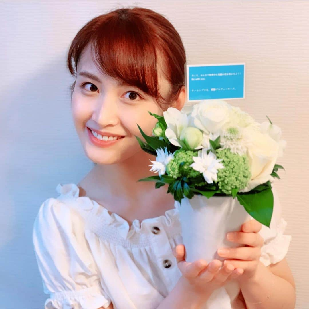 下垣真香さんのインスタグラム写真 - (下垣真香Instagram)「𓂃﻿ レプロエンタテインメント 本間社長から素敵なお花が届きました🌹﻿ サプライズ…♡﻿ ﻿ 気持ちが明るくなりました！﻿ ありがとうございます ❤︎﻿ @homma_______t ﻿ ﻿ 今こそみんなで世界中に笑顔の花を咲かせよう！﻿ Be with you.﻿ ﻿ こんなときこそ自分ができることをしっかり見つけていきたいです！﻿ ﻿ ﻿ #stayhome #enjoyhome #bewithyou﻿ #レプロ #レプロエンタテインメント #お花 #プレゼント﻿ #lespros #lesprosentertainment #flower #present」5月16日 17時41分 - madoka_shimogaki