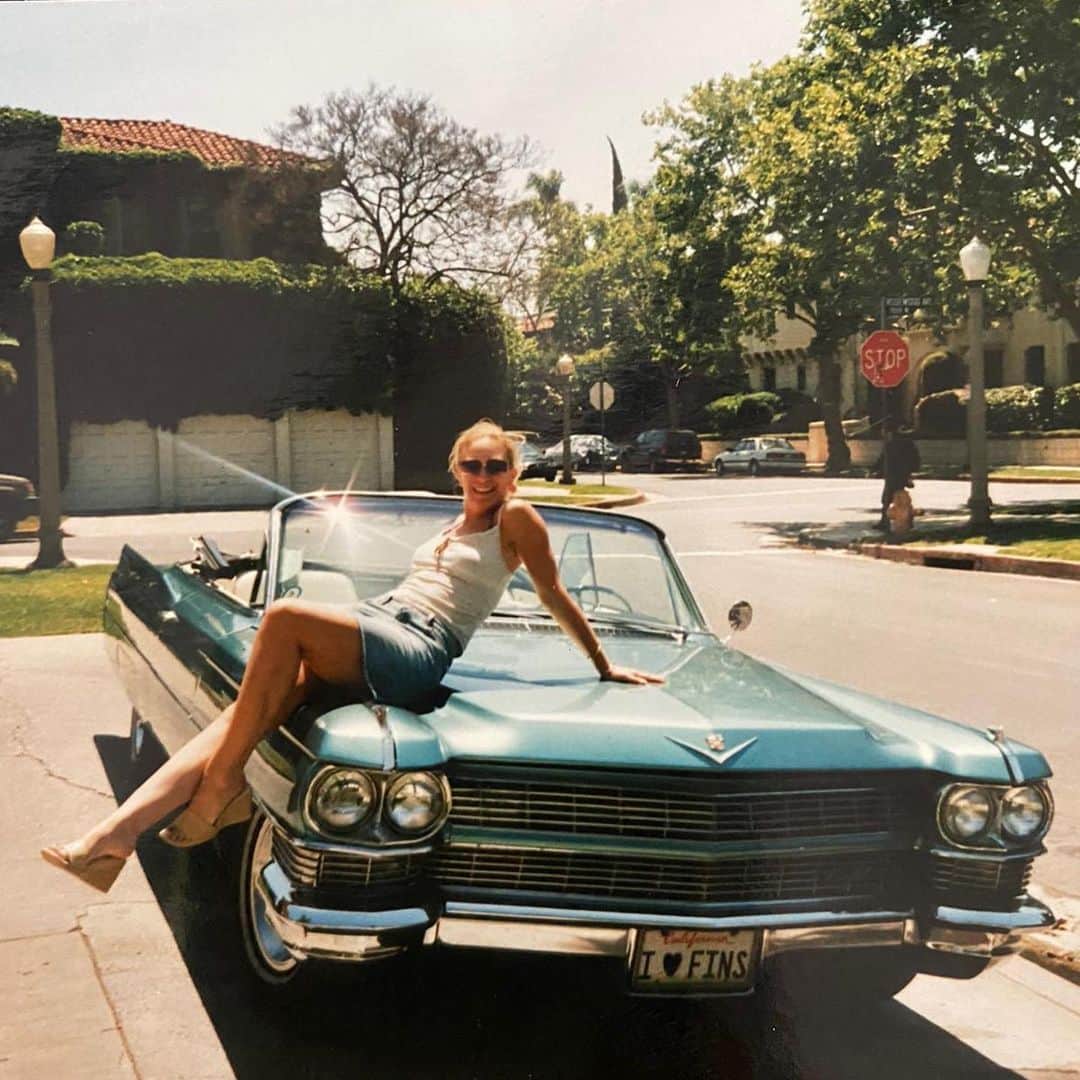 ケリー・ブルックさんのインスタグラム写真 - (ケリー・ブルックInstagram)「When I First moved to LA and @dollytomtom came to Visit!! Thanks for lending us your Cadillac  @thevinniejones Such good Memories 🤩 #VegasRoadTrip #Hollywood #90s #Thelma&Louise」5月16日 17時48分 - iamkb