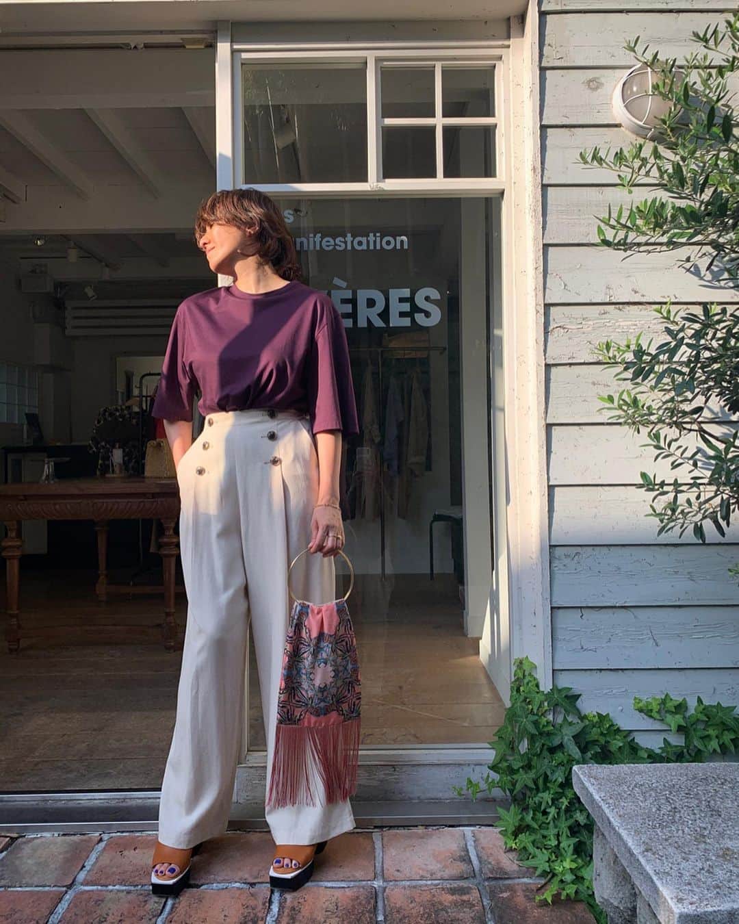 風間ゆみえのインスタグラム：「STYLING D  カジュアルな顔のティシャツも、袖が肘までの長さになるとエレガントな印象に‼︎ マリンフランセーズでは定番のマリンパンツを合わせてフレンチベーシックなスタイルに、アクセサリーのようなフリンジバッグで🦩" D Set ¥39,800 → ¥32,000 +tax. .  T-shirt ¥6,800 ※size0.1展開 Pants ¥15,000 ※size0.1展開 Bag ¥18,000  @la_marine_francaise_official  #yumie_k_style」