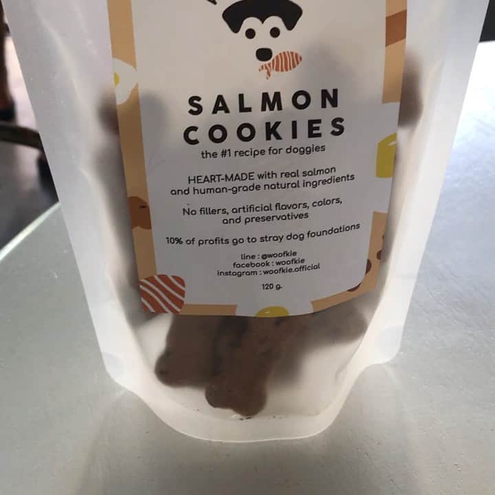 Hoykong&Plamuekのインスタグラム：「Super yummy!!! Salmon cookies @woofkie.official」