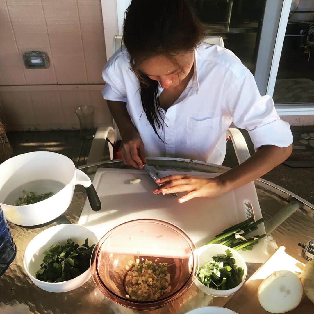 ユミ・ランバートのインスタグラム：「I made Gyozas myself today for the first time since I was making them with my grand ma. I believe she is somewhere around seing I still remember ❤️」