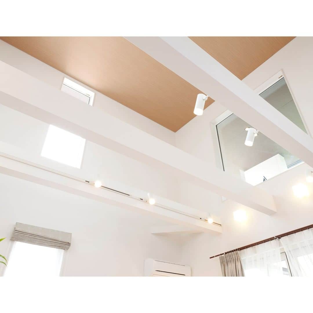 タマホーム株式会社さんのインスタグラム写真 - (タマホーム株式会社Instagram)「空間を開放的に明るくする吹抜け。 光を取り込む窓や天井の木調クロスで空間にアクセント。 おしゃれな室内空間がひろがります。 ‐ - - - #吹抜け #吹抜けリビング #家づくりを楽しむ #内観 #施工事例 #モデルハウス #タマホーム #モデルハウス見学 #窓 #マイホーム計画 #housedesign #自由設計の家 #こだわりの家 #戸建て #beautifulhouse #新築マイホーム」5月16日 18時00分 - tamahome_official