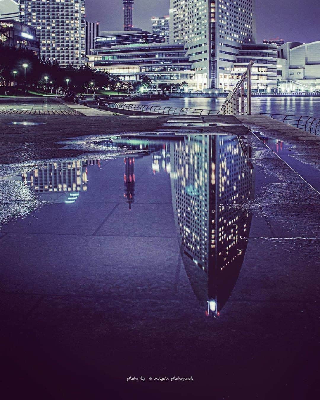 のインスタグラム：「Showcasing #yokohamatomorrow, a collection of memories while looking forward to tomorrow.﻿ ﻿ “このリフレクションが撮りたくて…☺️.﻿ 仕事終わりに三脚担いで終電ギリギリまでのタイムリミット1時間で粘って撮った思い出📸✨﻿ 早くまた好きな場所を好きなように撮れる日が戻ってくるのを祈って.﻿ 2019撮影.再現像.”﻿ ﻿ Photo & Text: @_miya29_﻿ ﻿ #yokohamatomorrow﻿ ﻿ -﻿ ﻿ 皆様がいままでに撮られた大好きな横浜の写真（去年の同じ季節に撮られた写真など）に思い出などのエピソードとハッシュタグ #yokohamatomorrow を付けて投稿していただけないでしょうか？﻿ ﻿ ハッシュタグをつけて投稿していただいた写真を、健やかな日々が戻ってくると信じてご紹介していきます。﻿ ﻿ Looking forward to tomorrow, we have a request: Post your favorite memories and experiences in Yokohama - Something from last year or your last trip perhaps? - with the hashtag #yokohamatomorrow.﻿ ﻿ We will showcase these memories on our Instagram as they represent the Yokohama we are looking forward to while we navigate this challenging time together.﻿ ﻿ #myyokohama﻿ ﻿ #yokohama #darlingescapes #beautifuldestinations #artofvisuals #somewheremagazine #discoverglobe #travelawesome #passionpassport #lovejapan #explorejapan #japanlife #japanfocus #japan_vacations #japanrevealed #よこはま #ヨコハマ #横浜 #stayhome #staysafe #besafe #stayhomestaysafe #staysafeeveryone」