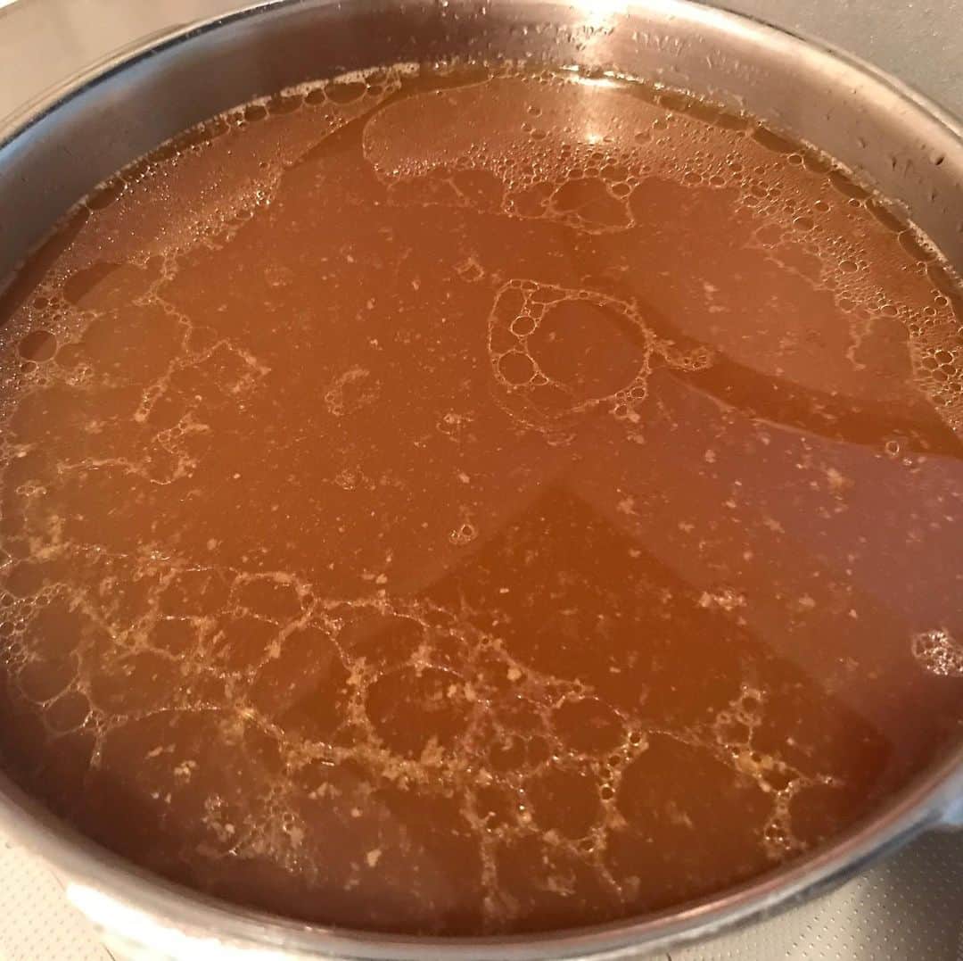 井脇幸江さんのインスタグラム写真 - (井脇幸江Instagram)「市販の、牛骨ボーンブロスをいくつか飲んでみて、「💡‼️」閃いた。 ある物をプラスし実験した今回の牧草牛ボーンブロス✨かなり美味しく出来ました🥰👍🏻 最近は、このスープを使っただし巻き卵や、根菜の煮物なんかも作ります。  毎朝、軽く一杯のボーンブロスから、元気にスタートしています😊💖👍🏻 #ボーンブロス #牧草牛  #ひらめき  #実験 #家庭の味  #真心こめて #美味しい #贅沢 #いただきます #朝のルーティン  #井脇幸江」5月16日 18時01分 - yukie.iwaki