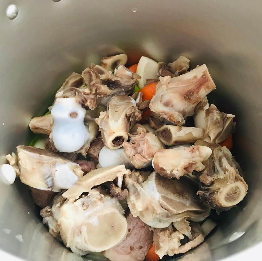 井脇幸江さんのインスタグラム写真 - (井脇幸江Instagram)「市販の、牛骨ボーンブロスをいくつか飲んでみて、「💡‼️」閃いた。 ある物をプラスし実験した今回の牧草牛ボーンブロス✨かなり美味しく出来ました🥰👍🏻 最近は、このスープを使っただし巻き卵や、根菜の煮物なんかも作ります。  毎朝、軽く一杯のボーンブロスから、元気にスタートしています😊💖👍🏻 #ボーンブロス #牧草牛  #ひらめき  #実験 #家庭の味  #真心こめて #美味しい #贅沢 #いただきます #朝のルーティン  #井脇幸江」5月16日 18時01分 - yukie.iwaki