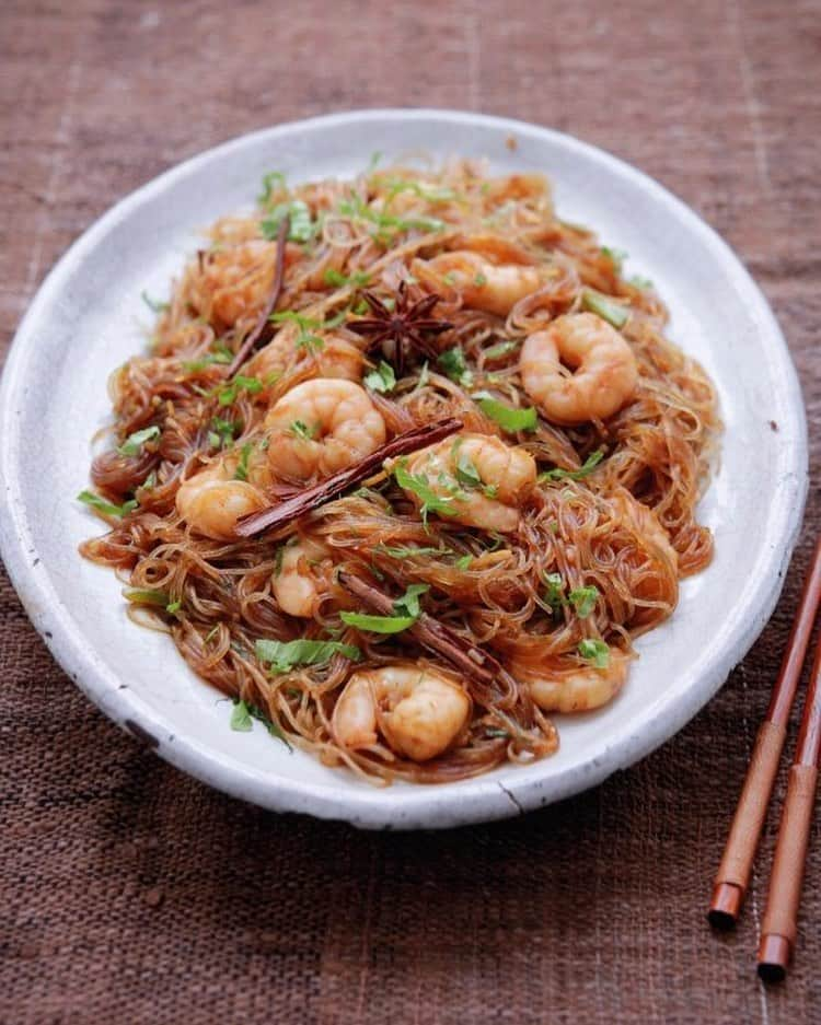 ナイジェラ・ローソンさんのインスタグラム写真 - (ナイジェラ・ローソンInstagram)「When I was in Thailand some years back, I became obsessed with this dish  of noodles with cinnamon and prawns, which I’m happy to say is #recipeoftheday. I knew I couldn’t come back home without  knowing how to make it. It’s simple, and it’s sublime. With thanks to Chef Tum.  To get the recipe, click on link in bio.  To clarify, proceed as follows: tap on my name, which will take you to a page that has a link on it that says www.nigella.com/instagram. When you click on this link, it will take you to a page of photographs: click on the picture of the recipe in question!  Photograph by @nordljus」5月16日 18時05分 - nigellalawson