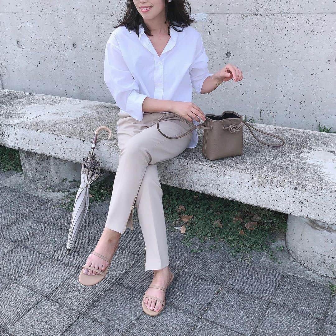 のインスタグラム：「今日みたいに肌寒かったら白シャツまだ着れそう☺︎ ・ 今から夕飯の準備🍴野菜がいっぱい入ったスープ作ろう。 ・ ・ ・ ・ shirt、bottom #deuxiemeclasse  shoes #tkees  bag #vasic」