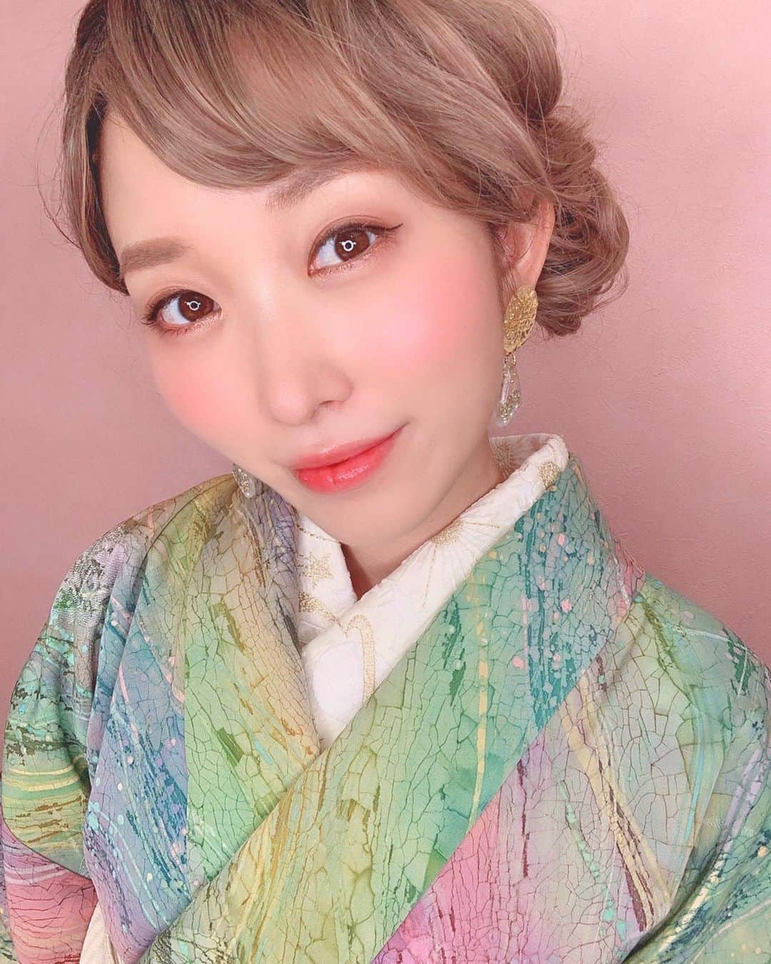 くまみきのインスタグラム：「本日の動画はおうち着物でお届けしております👘✨﻿ ずっと買いたかったアレを！買ったのです🥺💗💗💗﻿ 髪の毛が着物に合わないな〜と思ってウィッグをもちゃもちゃいじったらなんか昔の私っぽくなりました🤣若返り〜☝️(脳内でIKKOさん風に読んで🤣)﻿ ﻿ 着物/used @masaboshi1 ﻿ 半衿/自作✂️作り方はYouTubeにて👍💗生地は @shinjuku_okadaya にて購入したもの✨﻿ 帯/新宿かどこかで買ったもの🤔(記憶喪失)﻿ ﻿ #着物コーディネート #着物コーデ #着物 #きもの #kimono  #着物女子 #kimonostyle #kimonofashion #japanesekimono #おうち着物 #結ばない帯結びアレンジ」