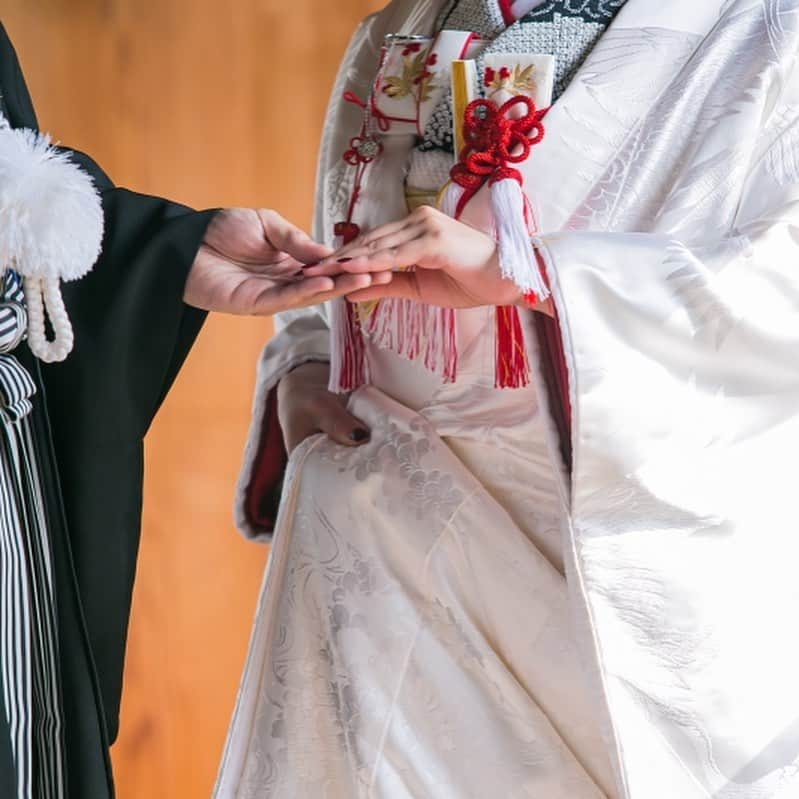 The KAMAKURA WEDDINGさんのインスタグラム写真 - (The KAMAKURA WEDDINGInstagram)「「明王院」で１日１組様限定の結婚式。自宅に招くような和やかなひとときをお二人らしく自由に。 HPの結婚式レポートも是非ご覧ください。 https://kamakura-wedding.jp/report/21571/  #鎌倉#湘南#鎌倉散歩#和婚#鶴岡八幡#鎌倉結婚式#結婚式#プレ花嫁#ウェディング#結婚式準備#花嫁#着物#和装#鎌倉gram#神前式#日本中のプレ花嫁さんと繋がりたい#披露宴#挙式#結婚式レポ#大人婚#花嫁準備#ブライダルフェア#オリジナルウェディング#人前式#ブライダル#ウエディング#ウェディングレポート#婚礼料理」5月16日 18時12分 - thekamakurawedding