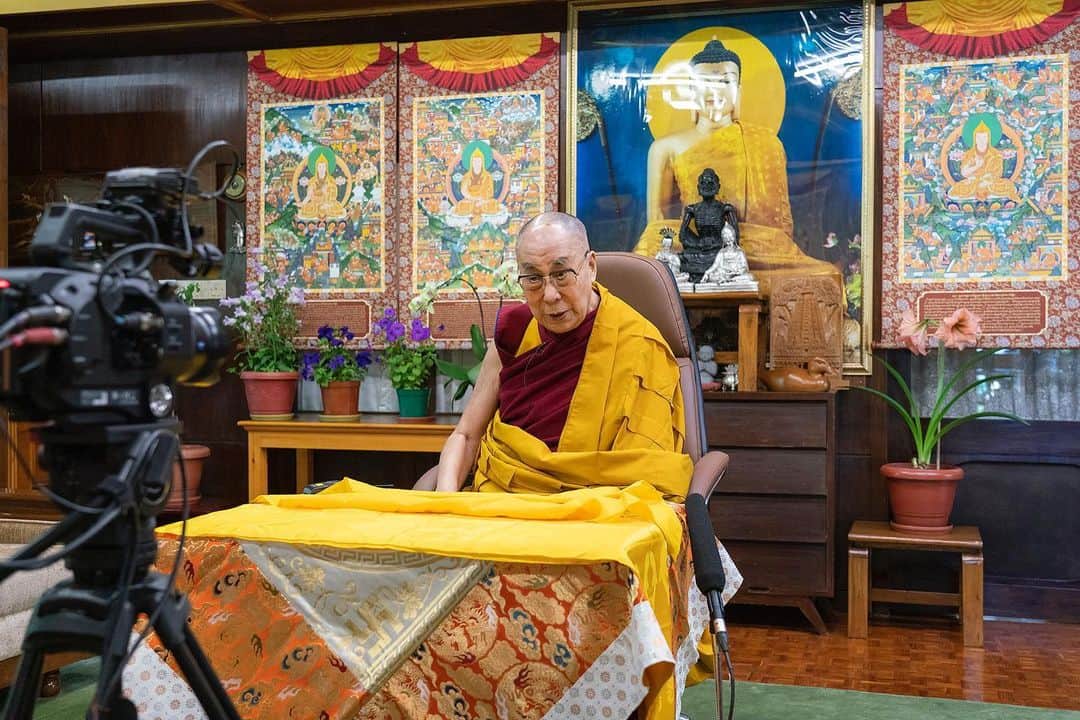 ダライ・ラマ14世さんのインスタグラム写真 - (ダライ・ラマ14世Instagram)「HHDL talking to a worldwide audience during his virtual teaching from his residence in Dharamsala, HP, India on May 16, 2020. Photo by Ven Tenzin Jamphel #dalailama」5月16日 18時13分 - dalailama