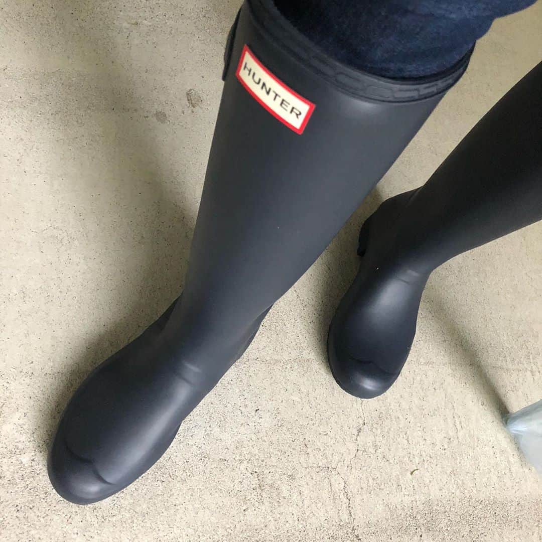栗原文音のインスタグラム：「スーパーの買い物日が今日は雨… せっかくの休みの日が雨は嫌だなー😰 でも大好きなHunterの長靴を履けてテンションアップ✨✨ 明日は晴れますように☀️ #栗原文音#Hunter#ハンター#ネイビー#長靴#お気に入り#私のアイテム#スーパー#買い物#食料調達#明日は晴れますように#雨の日」