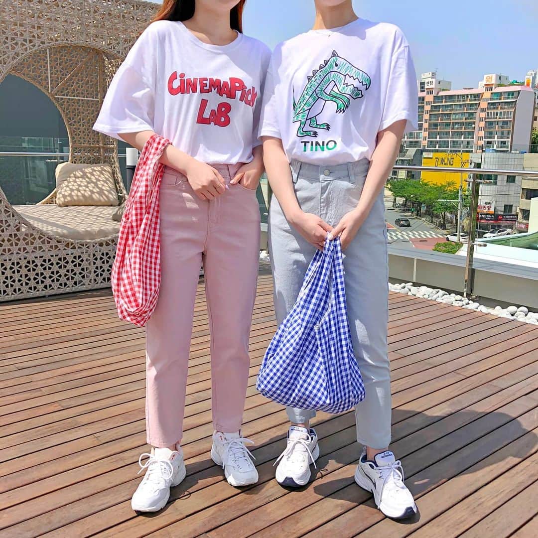 HOTPING公式アカウントさんのインスタグラム写真 - (HOTPING公式アカウントInstagram)「可愛らしい雰囲気のプリントTシャツにカラーパンツを合わせたツインルック🍀 皆さんも是非お友達と挑戦してみてください🤗🤗 - #ツインルック #ツインコーデ #双子 #オソロコーデ」5月16日 18時15分 - hotping_japan