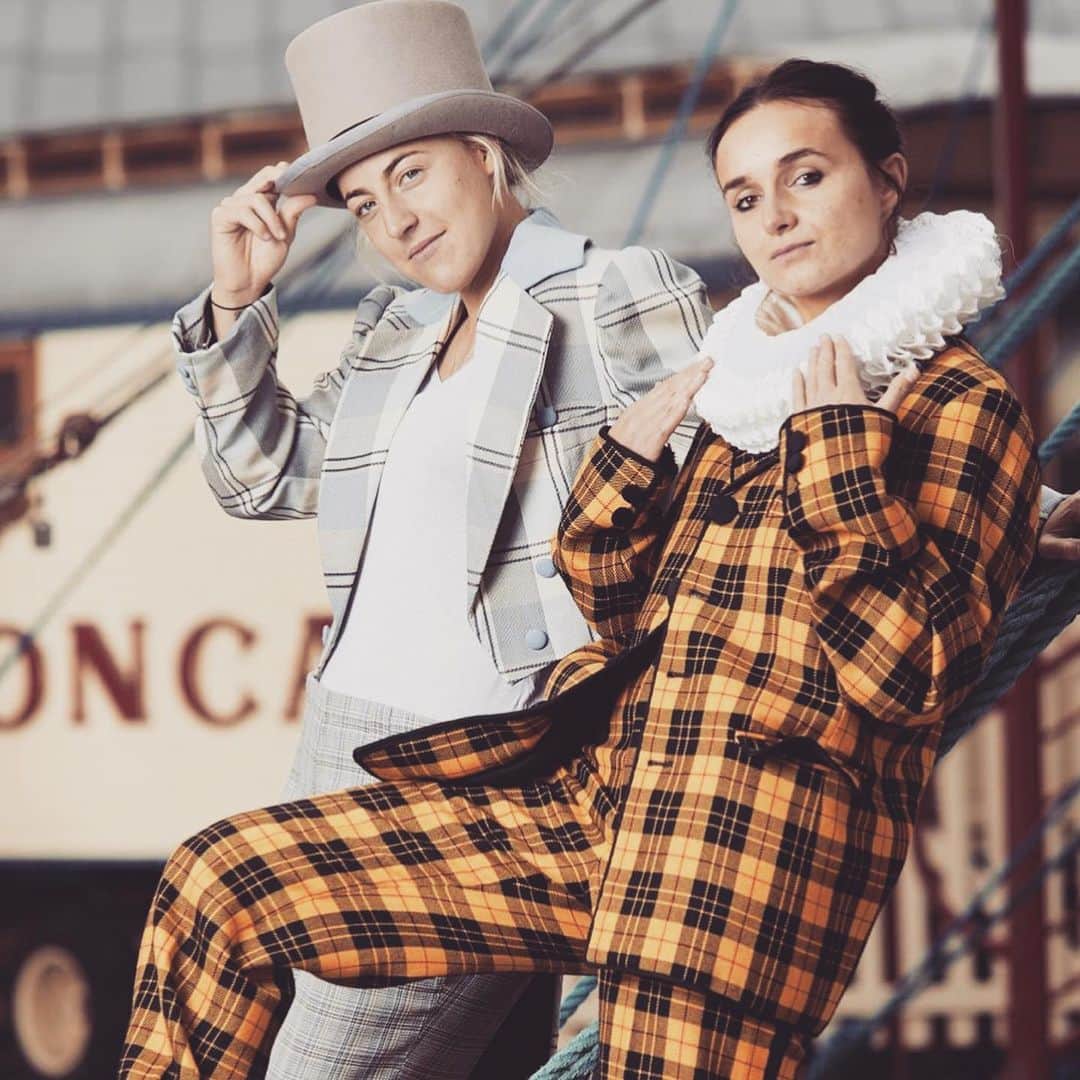 Lina Magullのインスタグラム：「Gemeinsam mit @elfen_fussball & @circustheaterroncalli durften Caro und ich hinter die Kulissen des Circuses blicken 🎪 die Geschichte dazu findet ihr in der neuen Ausgabe des Magazins. Die Quatsch-Legende Anatoli zeigte uns wieder einmal auf, wie wunderbar spaßig das Leben sein kann, dass ein Clown aber auch durchaus anstrengend ist, wenn rundum die Uhr rumgealbert wird. Lachen bereichert das Leben, ebenso wie seine Ziele und Tugenden, die mit aller Ernsthaftigkeit verfolgt werden. Wir sind keine professionellen Clowns, so wie Anatoli, aber die Freude, die dahinter steckt ist sehr wertvoll und gibt Menschen Gründe zum Lachen 🤡😊 #circusroncalli #Elfenmagazin #flyeralarm #clownseindürfen」