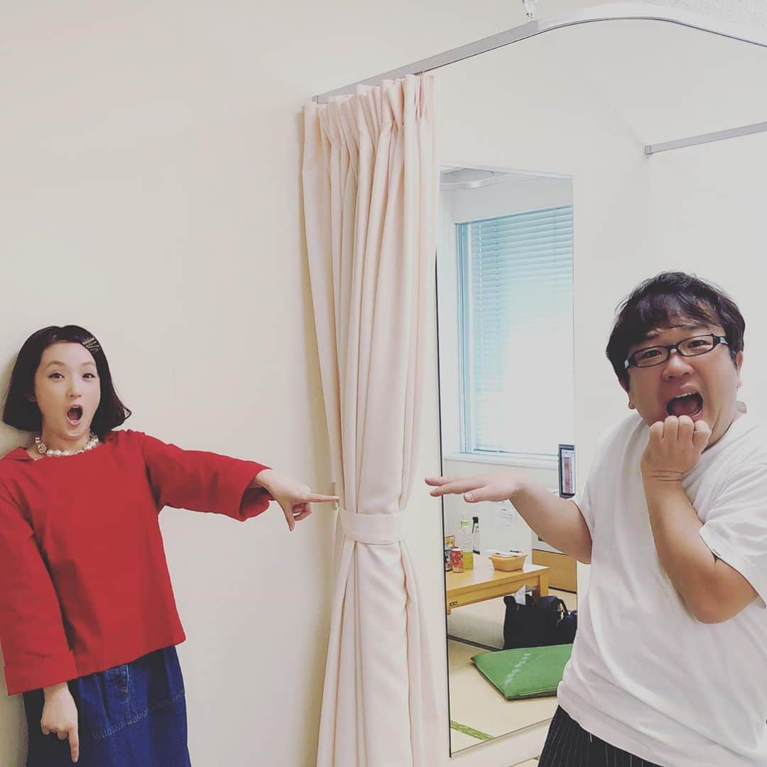 千秋さんのインスタグラム写真 - (千秋Instagram)「テレビ局に行くと親友がいた。  #キャイーン #天野ひろゆき #出川さんとよゐことキャイーンは戦友というか兄弟というかどんな時も心が繋がっている気がします #社交ダンスのパートナー #へたくそコンビ #socialdistancing #距離」5月16日 18時22分 - chiaki77777