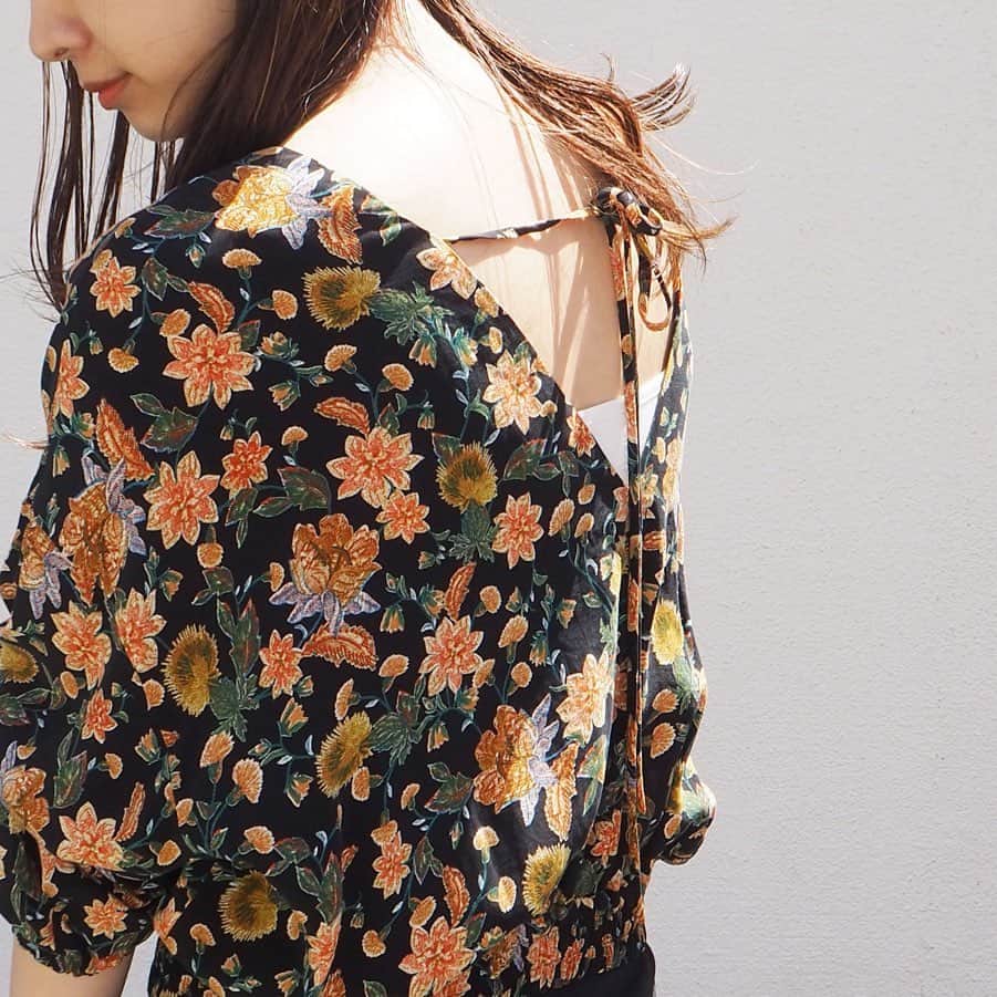 のインスタグラム：「〈 BAUME × TOMORROWLAND 〉﻿ 女性のライフスタイルにフォーカスしたブランド〈BAUME〉より、トゥモローランド別注コレクションが入荷しました。﻿ ジャージー素材を使用し、着心地とデザインを兼ね備えたラインナップ。﻿ デイリーに装え、かつエレガンスなエッセンスもある、これからの季節にぴったりのコレクションです。 ﻿ ヴィンテージライクなフラワープリントは思い切って一枚で着こなしたい。﻿ ﻿ Blouse﻿ 32010201038 / ¥33,000＋TAX﻿ 🛒online store 販売中 Dress﻿ 32060206109 / ¥55,000＋TAX﻿ 🛒online store 販売中 ※ 商品タグがついておりませんが、オンラインストアにてお取り扱いしております。﻿ ﻿ ﻿ 現在トゥモローランドは休業中の店舗が多くございます。﻿ 是非、おうち時間をより楽しくするウェアを探しに、プロフィールTOPのURLよりオンラインストアへ見にいらしてください🛒💫✨﻿ 既にオンラインストアに入荷している商品はショップなうタグをつけておりますので、ぜひ詳細をご覧ください。﻿ ﻿ -MEMBER’S 15％OFF CAMPAIGN-﻿ 5月29日(金)まで「MEMBER’S 15％OFF CAMPAIGN」を開催中です。トゥモローランドメンバーズ会員のお客さまは、オンラインストアでも15％OFFでご購入いただけます。 (プロフィールTOPのURLよりご覧ください🔗) ﻿ ﻿ #tomorrowland_jp﻿ #tomorrowland_womens﻿ #tomorrowland﻿ #fashion﻿ #baume」