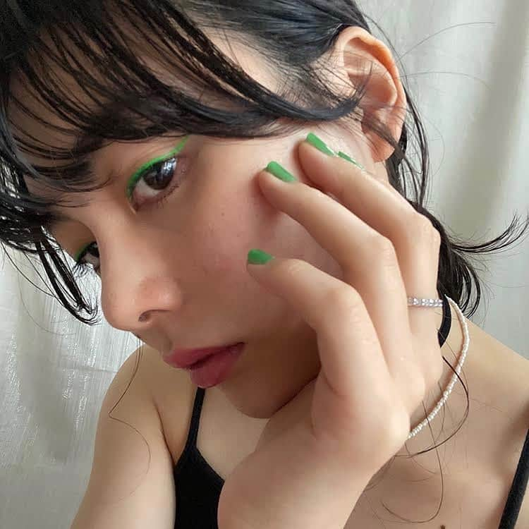 ELLE girl JAPANさんのインスタグラム写真 - (ELLE girl JAPANInstagram)「#おうち時間 にトライしたいネイルデザイン💅🏻﻿ ﻿ おこもりが続く中、みんなはどう過ごしてる？今回は、おうちで過ごす時間が長い今こそチャレンジしたい"セルフネイル"にフォーカス💅🏻エル・ガール ユニオンのメンバーが、おしゃれなネイルアイディアをご紹介😌﻿ ﻿ ﻿ ①💁🏻‍♀️hina ( @002ah )﻿ 春らしいグリーンネイルにトライ🌱右手には大粒ラメ入りの鮮やかカラー、左手は繊細な輝きのくすみカラーと、あえて質感や明るさの違うグリーンを組み合わせてみました💭¥1,000以下という手軽さが魅力の「 #ピーエー 」( @pa_nail )のネイルポリッシュを使っています💅🏻♡﻿ ﻿ ②💁🏻‍♀️natsumi ( @yncing_trip )﻿ チェック柄アイテムとも相性の良いブラウン×パープルネイル🧡💜パープルの割合を多めにすると、初夏らしい軽やかな印象仕上がります🕊使用したのは、速乾性の高い「 #エッシー 」( @essie )のネイルポリッシュ！🌟﻿ ﻿ みんなのおうち時間の様子も #ellegirluni のハッシュタグをつけて投稿してね😌💭﻿ 素敵な投稿はリポストでご紹介📲﻿ ﻿ ﻿ #ellegirlstayhome #ネイルデザイン #春ネイル #春ネイルデザイン #春ネイル2020 #夏ネイルデザイン #夏ネイル2020 #セルフネイル部 #セルフネイル派 #セルフネイル💅 #セルフネイルデザイン #ellegirluninail #グリーンネイルデザイン #グリーンネイル #paネイル #paネイルカラー #ピーエーネイル #ラメネイルデザイン #ラメネイル #ブラウンネイル #ブラウンネイルデザイン #パープルネイル #パープルネイルデザイン #ワンカラーネイルデザイン #ワンカラーネイル #essiepolish ﻿」5月16日 18時41分 - ellegirl_jp