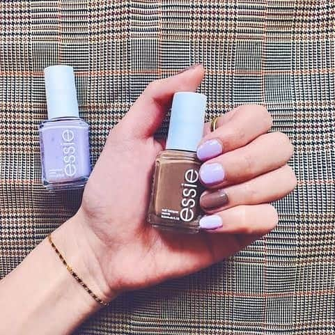 ELLE girl JAPANさんのインスタグラム写真 - (ELLE girl JAPANInstagram)「#おうち時間 にトライしたいネイルデザイン💅🏻﻿ ﻿ おこもりが続く中、みんなはどう過ごしてる？今回は、おうちで過ごす時間が長い今こそチャレンジしたい"セルフネイル"にフォーカス💅🏻エル・ガール ユニオンのメンバーが、おしゃれなネイルアイディアをご紹介😌﻿ ﻿ ﻿ ①💁🏻‍♀️hina ( @002ah )﻿ 春らしいグリーンネイルにトライ🌱右手には大粒ラメ入りの鮮やかカラー、左手は繊細な輝きのくすみカラーと、あえて質感や明るさの違うグリーンを組み合わせてみました💭¥1,000以下という手軽さが魅力の「 #ピーエー 」( @pa_nail )のネイルポリッシュを使っています💅🏻♡﻿ ﻿ ②💁🏻‍♀️natsumi ( @yncing_trip )﻿ チェック柄アイテムとも相性の良いブラウン×パープルネイル🧡💜パープルの割合を多めにすると、初夏らしい軽やかな印象仕上がります🕊使用したのは、速乾性の高い「 #エッシー 」( @essie )のネイルポリッシュ！🌟﻿ ﻿ みんなのおうち時間の様子も #ellegirluni のハッシュタグをつけて投稿してね😌💭﻿ 素敵な投稿はリポストでご紹介📲﻿ ﻿ ﻿ #ellegirlstayhome #ネイルデザイン #春ネイル #春ネイルデザイン #春ネイル2020 #夏ネイルデザイン #夏ネイル2020 #セルフネイル部 #セルフネイル派 #セルフネイル💅 #セルフネイルデザイン #ellegirluninail #グリーンネイルデザイン #グリーンネイル #paネイル #paネイルカラー #ピーエーネイル #ラメネイルデザイン #ラメネイル #ブラウンネイル #ブラウンネイルデザイン #パープルネイル #パープルネイルデザイン #ワンカラーネイルデザイン #ワンカラーネイル #essiepolish ﻿」5月16日 18時41分 - ellegirl_jp