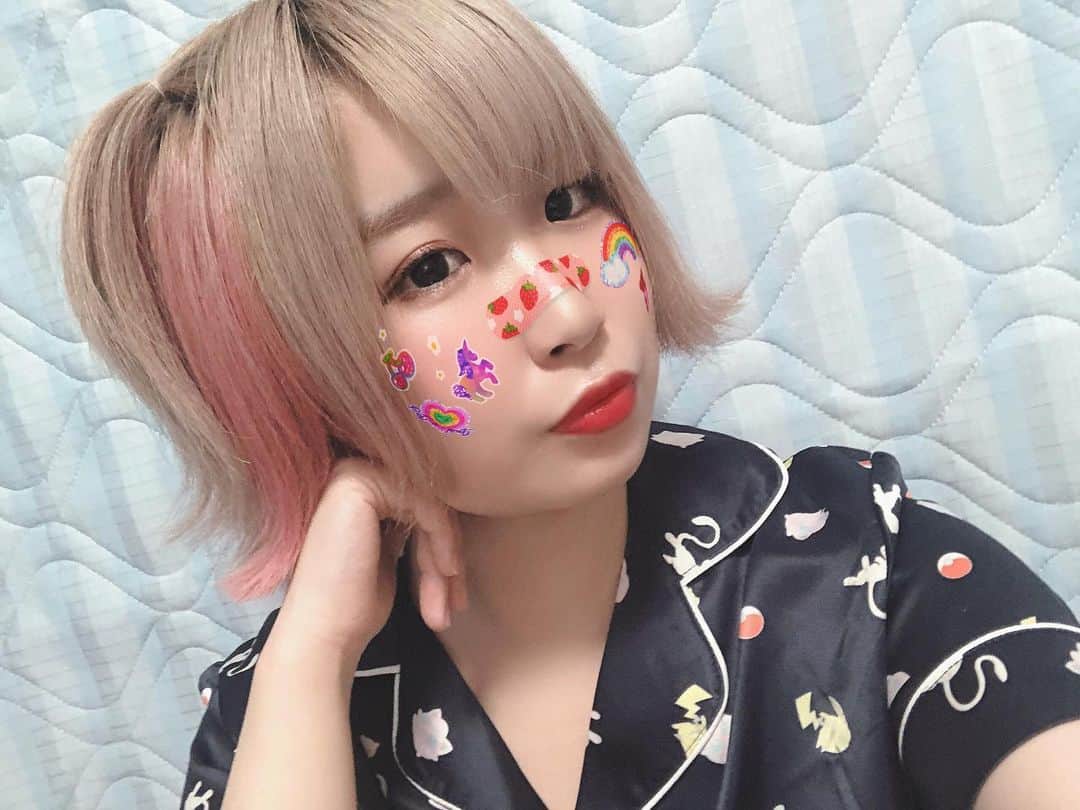 しふぉんのインスタグラム：「🍒🦄💖🍓☁️🌈⚡️」
