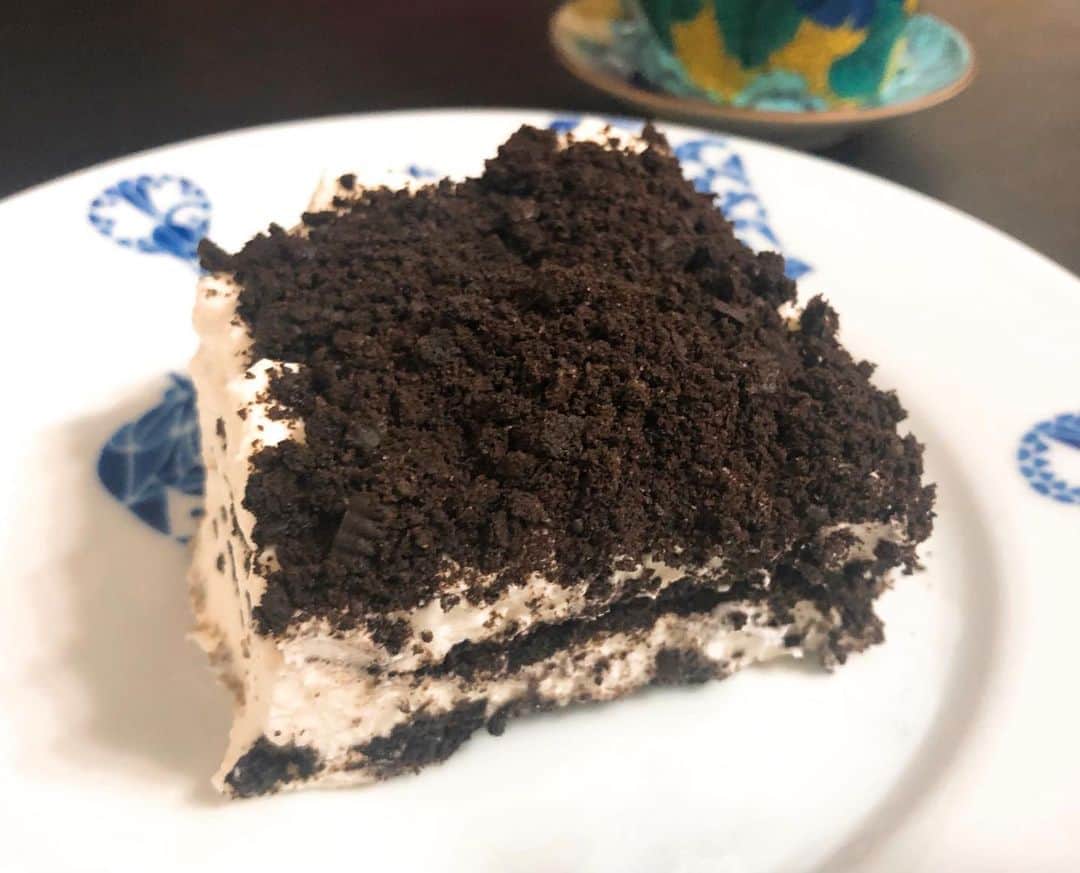 のインスタグラム：「オレオチーズケーキ☺︎ めちゃ簡単だったー👀✨ オレオ砕きすぎて見た目が土だけど、美味だったから良し😋💯 コーヒーに合う合う☕👍 . . #オレオチーズケーキ #おうち時間 #おうちカフェ」