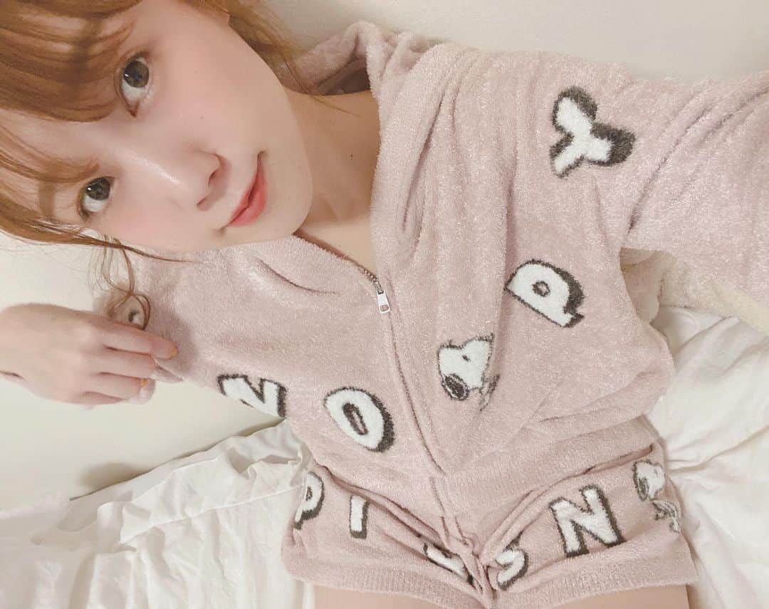 のインスタグラム：「🐩 . スヌーピーとジェラピケの溺愛コラボ🥺♡♡ とてつもなく可愛いルームウェアゲットしたよ✌️💫 . おうちではいつもパジャマで過ごしているので このセットアップはテンションあがる、、！ ジェラピケだからもちろん丈感、色味、 肌触り、着心地も完璧💯💕 . 願いが叶うなら 365日まいにちジェラピケで過ごしたい、、🦄🍭 . スヌーピーと一緒にいい夢見よう🐶🌟 . . #おうち時間#ルームウェア#パジャマ#スヌーピー#あざと自撮り」