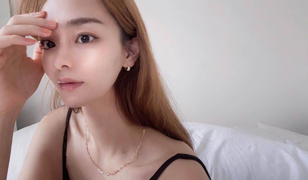 のインスタグラム：「雨だし、どこも行けないしで だらだらと週末を過ごしてます☔︎ 少しでも気分上げようと朝からパックしてみたり🧖🏼‍♀️ 自粛期間、家では基本ノーメイクで過ごしてるからか、メイクした時のノリがかなり良くなってる😘  @phoebe_beautyup  #phoebebeautyup #おこもり美容 #パック　#フェイスマスク」