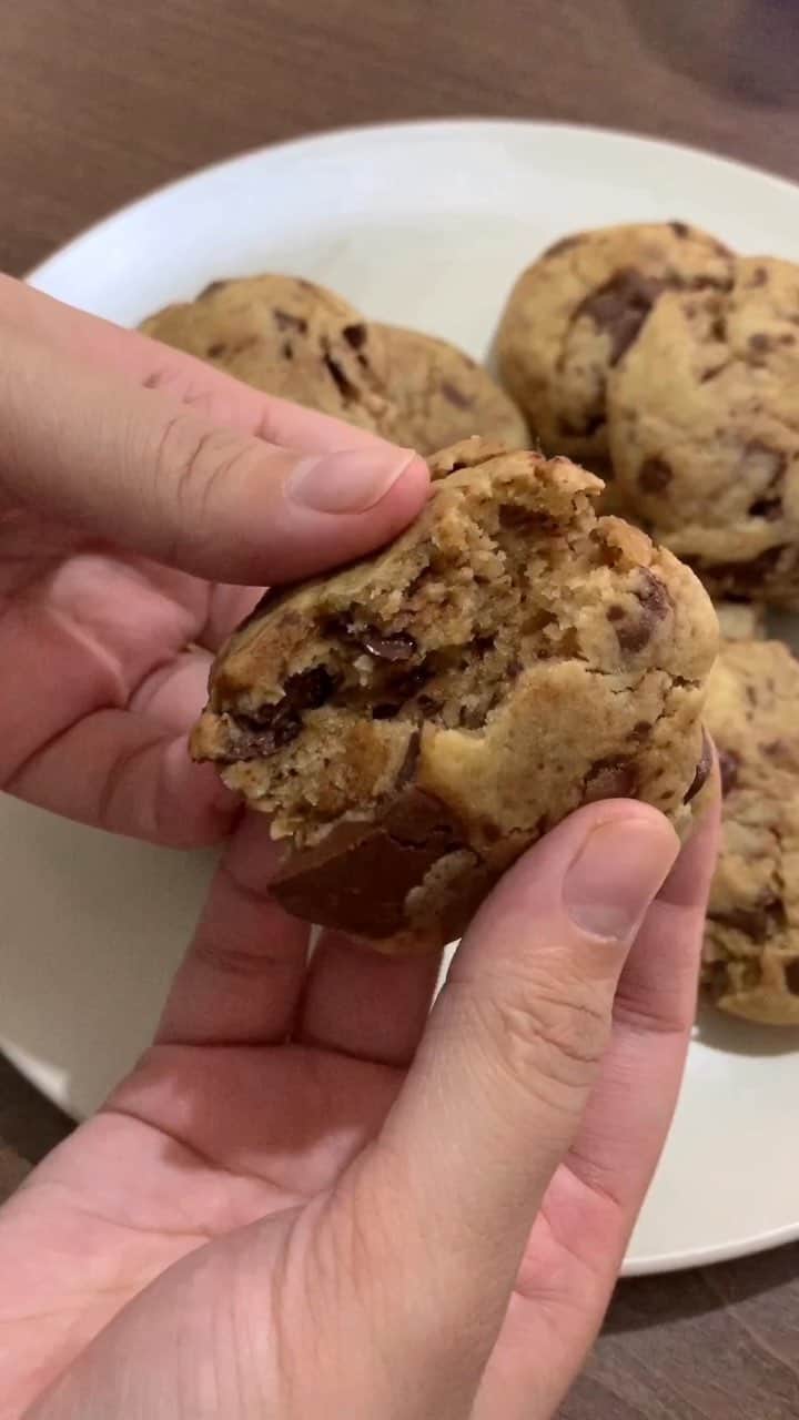のインスタグラム：「Cookies are always a good idea, especially if they’re home made!!!! 🍪🍪Finally found a recipe where I don’t have to wait for my dough to set - just mix it up, pop it in the oven and enjoy!! These cookies don’t flatten out when they cook so best to shape them or flatten the cookies a bit before you cook them. I used dark chocolate instead of semi sweet chocolate chips to give them a richer taste. But feel free to use any chocolate you have. 💖  INGREDIENTS:  1/2 cup butter (melted) 1/2 cup brown sugar 1 teaspoons vanilla extract 1 large egg 1 3/4 cups all-purpose flour 1/2 teaspoon baking soda 1/2 teaspoon kosher salt 1 cup dark chocolate  Mix the butter, sugar, vanilla and eggs. Add your dry ingredients and mix. Incorporate your chocolate. Roll into balls and flatten a little bit. Bake at 180 Celcius for 8-10 minutes.  Got my chocolate from @tigreyolivachocolate!!! Music: Mornings Musician: Jef」