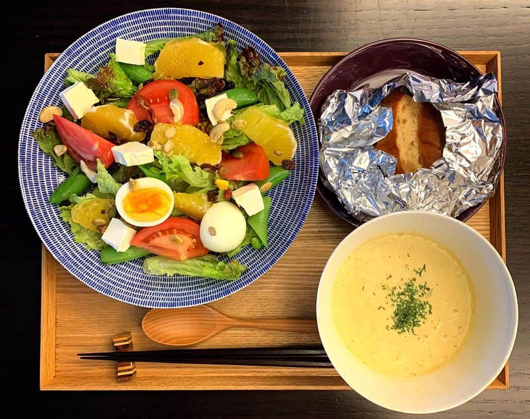 祐真朋樹さんのインスタグラム写真 - (祐真朋樹Instagram)「#ステイホーム #朝ご飯  #祐ご飯 #利ご飯 #ジューシーフルーツ  #コーンクリームスープ @arabiaofficial_japan  @iittala_japan #お盆スタイリング #器は料理の衣装 #器は食の衣」5月16日 19時17分 - stsukezane