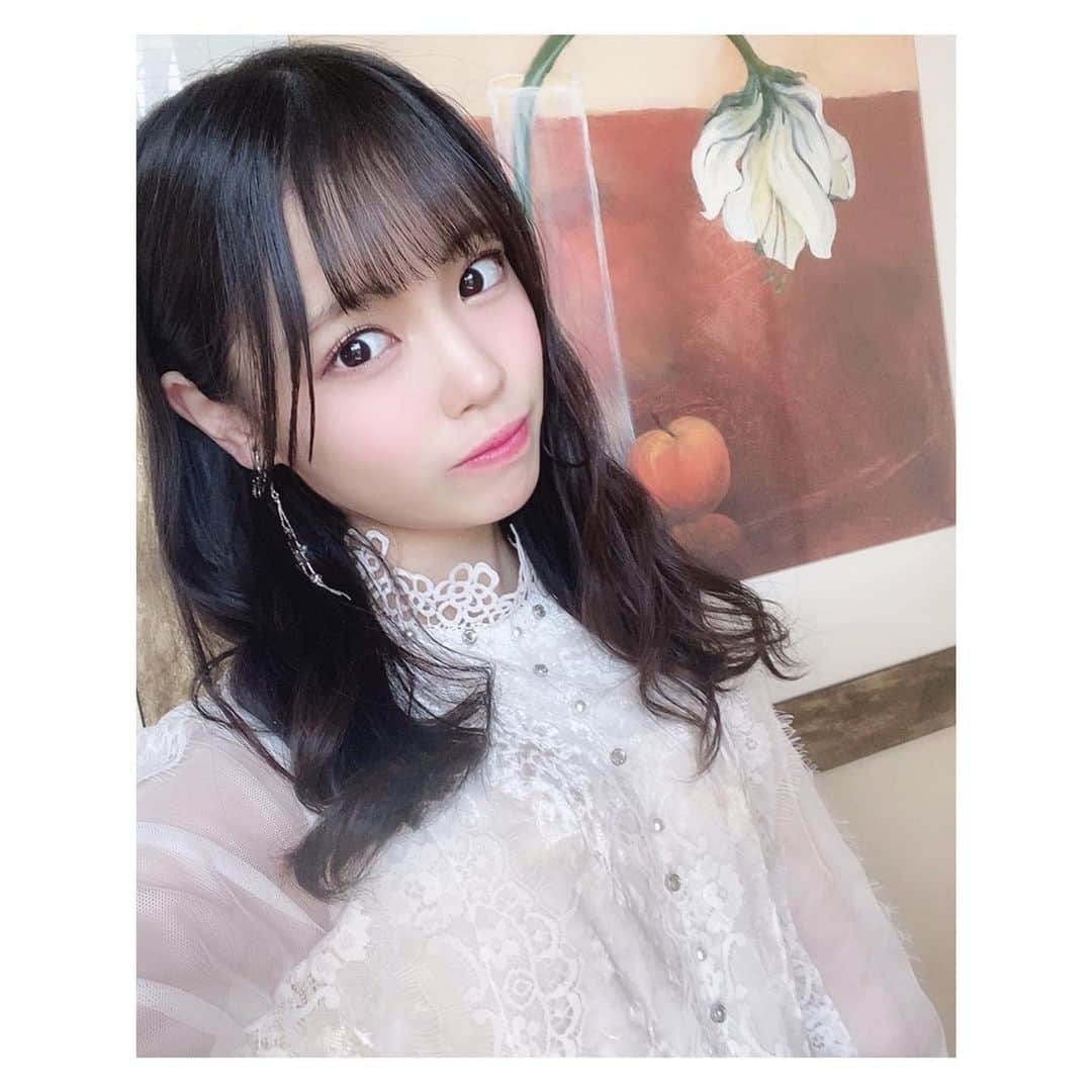 岩田陽菜さんのインスタグラム写真 - (岩田陽菜Instagram)「今日からちょっとだけ系統変えていくよ〜☺️🤍﻿ ﻿ ﻿ #広島エアポートホテル#フォレストヒルズガーデン#広島#広島観光#foresthillsgarden#広島空港#コテージ#春#spring#outer#niceclaup#ワンピース#marieebouquetde#ヘアアレンジ#巻き髪#ツインテール#イヤリング#白ワンピ#絵画」5月16日 19時13分 - hina_naso_stu48