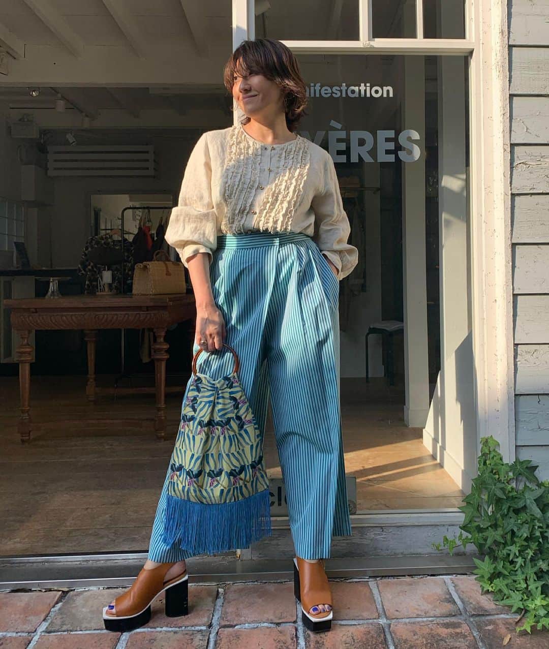 風間ゆみえのインスタグラム：「STYLING E  コーディネートのイメージはレトロハワイ…🌴✨　楽ちんなのにきれいで気分上がる‼︎ ブラウスもそうだけど、このボトムカットソー合わせでも、とにかく使える‼︎ E Set ¥55,800 → ¥44,000 +tax. .  Blouse ¥14,800 Pants ¥19,000 ※size0.1展開 Bag ¥22,000  @la_marine_francaise_official  #yumie_k_style」