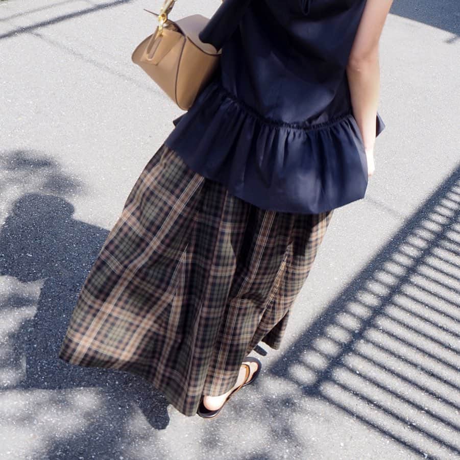 のインスタグラム：「〈 BAUME × TOMORROWLAND 〉﻿ 女性のライフスタイルにフォーカスしたブランド〈BAUME〉より、トゥモローランド別注コレクションが入荷しました。﻿ ジャージー素材を使用し、着心地とデザインを兼ね備えたラインナップ。﻿ デイリーに装え、かつエレガンスなエッセンスもある、これからの季節にぴったりのコレクションです。﻿ ﻿ 大人の女性にも楽しんでいただけるダークトーンのチェックプリント。﻿しなやかな動きの出る分量感に気分が弾みます。﻿ ﻿ Skirt﻿ 32050205053 / ¥33,000＋TAX﻿ 🛒online store 販売中﻿ Dress﻿ 32060206110 / ¥45,000＋TAX﻿ 🛒online store 販売中﻿ ﻿ 現在トゥモローランドは休業中の店舗が多くございます。﻿ 是非、おうち時間をより楽しくするウェアを探しに、プロフィールTOPのURLよりオンラインストアへ見にいらしてください🛒💫✨﻿ 既にオンラインストアに入荷している商品はショップなうタグをつけておりますので、ぜひ詳細をご覧ください。﻿ ﻿ -MEMBER’S 15％OFF CAMPAIGN-﻿ 5月29日(金)まで「MEMBER’S 15％OFF CAMPAIGN」を開催中です。トゥモローランドメンバーズ会員のお客さまは、オンラインストアでも15％OFFでご購入いただけます。 (プロフィールTOPのURLよりご覧ください🔗) ﻿ ﻿ #tomorrowland_jp﻿ #tomorrowland_womens﻿ #tomorrowland﻿ #fashion﻿ #baume」
