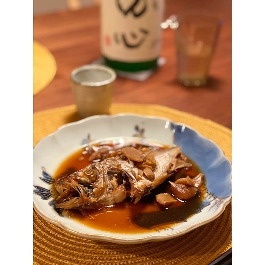 新井麻希のインスタグラム：「* 先日のお魚はこうなりました😊 * 煮物初挑戦で、大好きなあのお寿司屋さんの煮物のような味付けにはならなかったものの、淡白なメバルにもしっかりと味が染み込み、身がホロホロで美味しくできました😭洗心の純米大吟醸と🍶 * かますは身がぷりぷりで、唸りながら、噛み締めながら頂きました。 * そしてイカは、中華風に。ごま油とニンニクと胡椒とウェイパー。ゲソはバター醤油。 * 超簡単😊✨ 私、食べただけだけど…。にやり。 * #手柄横取り」