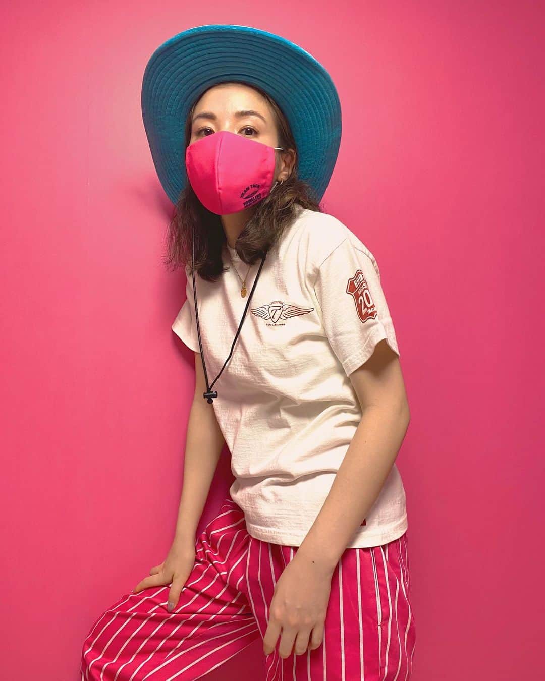 仲里依紗のインスタグラム：「パパママ @tack_honten から Tシャツとマスクのプレゼント🥰💕 ピンクマスク嬉しい🥳 . . @tack_honten のdmで購入できるみたい☺️💕 . そして、本日20時にYouTubeアップします⤴️ みんな質問に答える質問大会だよーん🥳 みてね🌹  #長崎に帰りたいな #家族に早く会えますように🙏🏻」