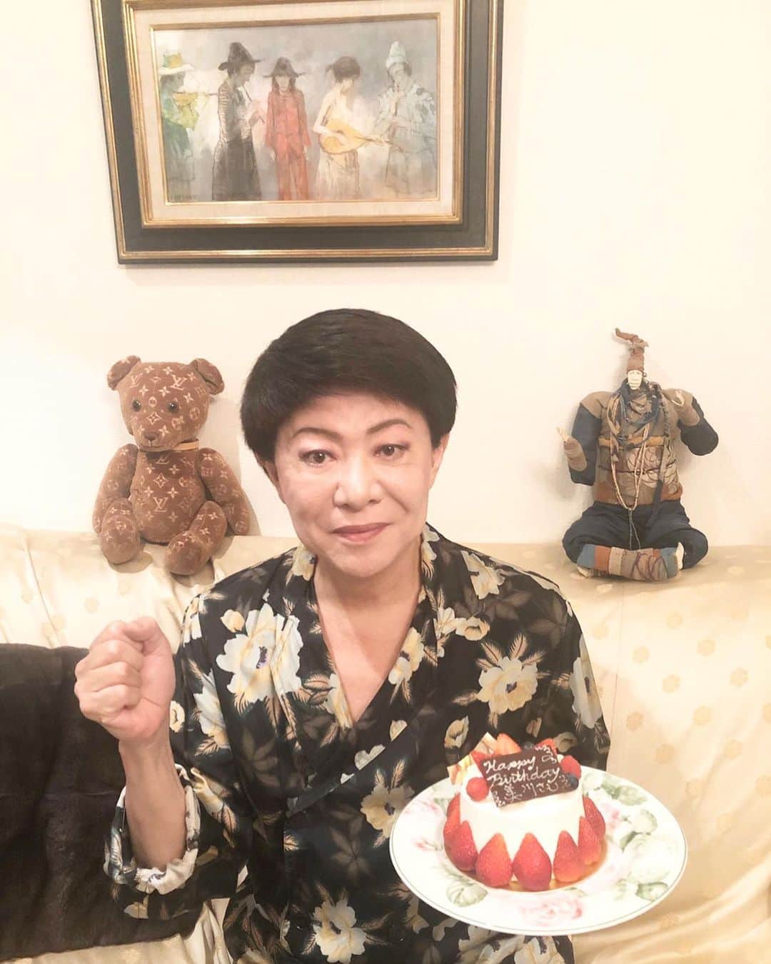 美川憲一さんのインスタグラム写真 - (美川憲一Instagram)「私事ながら、、、 15日に お誕生日を迎えたわよ〜  素敵なケーキを スタッフからプレゼントで いただいたわよ。  今年は1人で 寂しくケーキ食べたわよー！！笑  いつもコメントメッセージを たくさん送っていただき 本当にありがとうございます。 今年も【しぶとく】  #感謝#美川憲一」5月16日 19時34分 - kenichimikawa_official