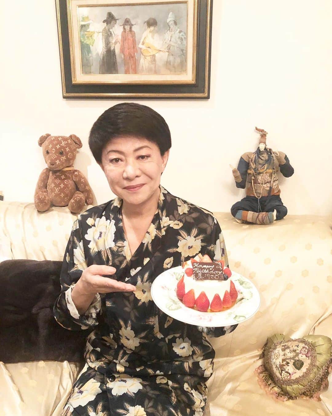 美川憲一さんのインスタグラム写真 - (美川憲一Instagram)「私事ながら、、、 15日に お誕生日を迎えたわよ〜  素敵なケーキを スタッフからプレゼントで いただいたわよ。  今年は1人で 寂しくケーキ食べたわよー！！笑  いつもコメントメッセージを たくさん送っていただき 本当にありがとうございます。 今年も【しぶとく】  #感謝#美川憲一」5月16日 19時34分 - kenichimikawa_official